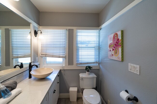 Building Photo - 6407 Dix St