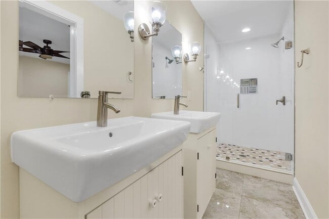 Building Photo - 998 Mayson Turner Rd NW