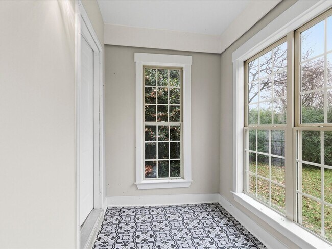 Building Photo - Enjoy privacy and seclusion while still being in Athens City!