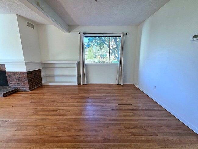 Building Photo - 563 Heritage Vlg