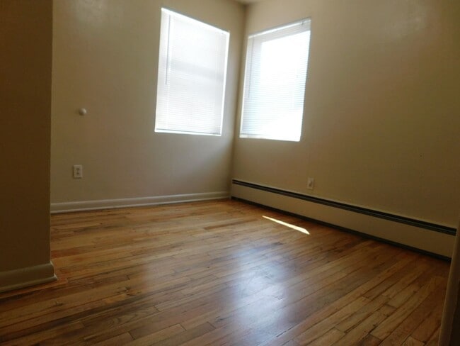 Building Photo - Cute End Unit Apartment Close to CMU