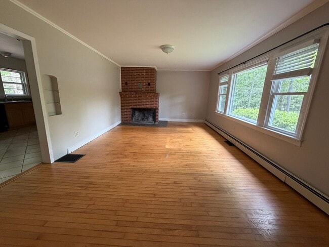 Building Photo - 3BD/1BA Single Family Home in Westbrook - Available Now