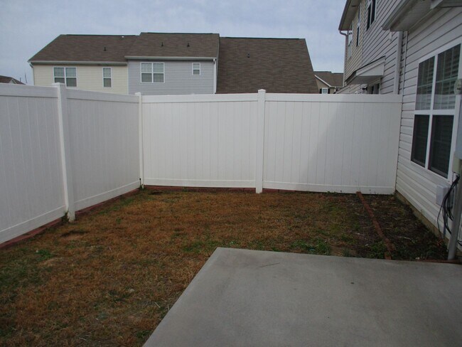 Building Photo - 3 Bedroom Townhouse with a Loft Area and a...