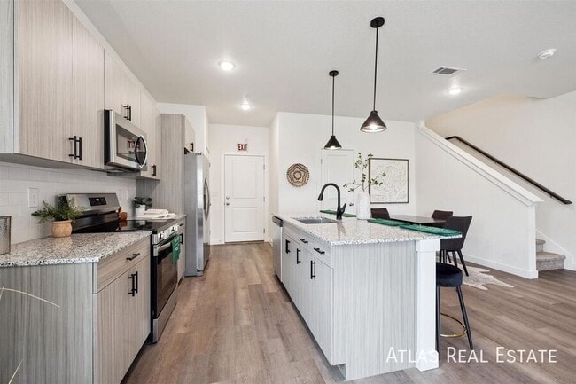 Building Photo - 617 Leland Aly