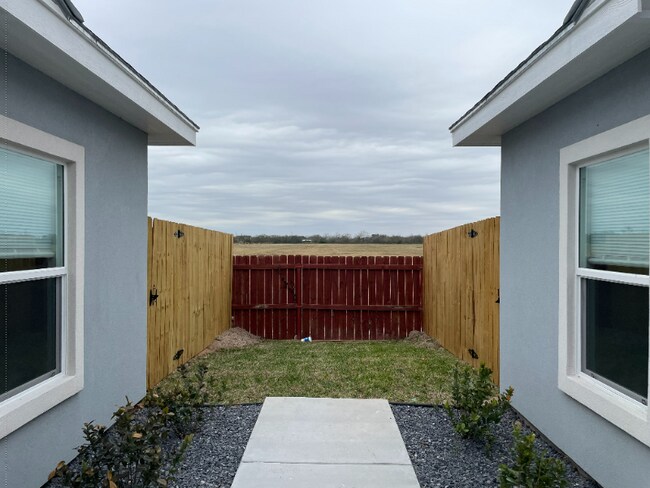 Building Photo - 2511 N Vineyard Ave