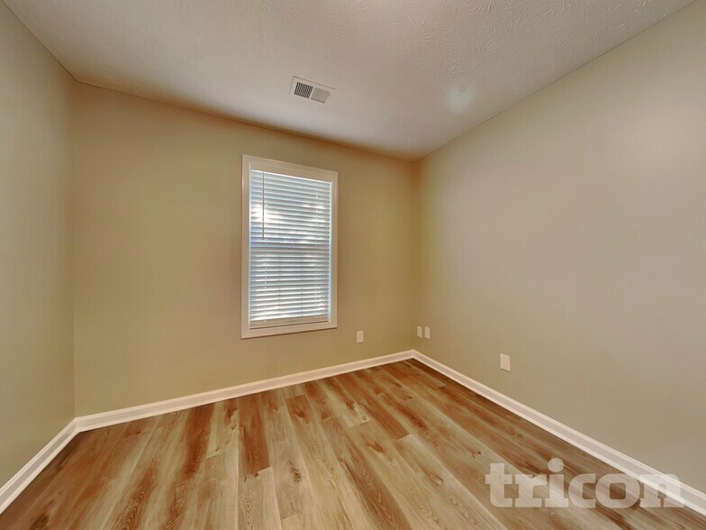 Building Photo - 449 Sarah's Ln