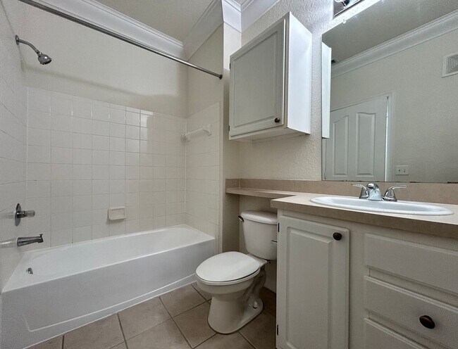 Building Photo - Spacious 2BR/2BA Visconti Condo with Washe...