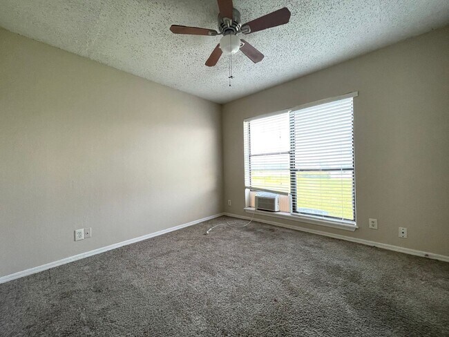 Building Photo - 2 Bedroom 2 Bath Apartment w/ Washer and Dryer Connections