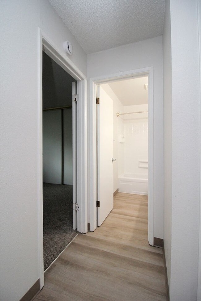 Building Photo - 5704 SW Beaverton Hillsdale Hwy