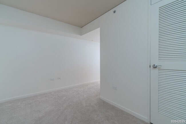 Building Photo - 2 BD/2 BA/2 Parking Condo in the Moana Pacific