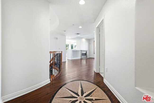 Building Photo - 5831 Seawalk Dr