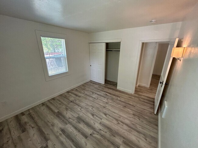 Building Photo - Cute 3 Bedroom, 1 Bathroom Home in Sunset Hill!
