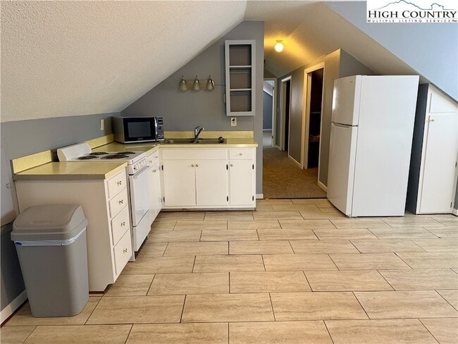 Building Photo - 146 Old East King St