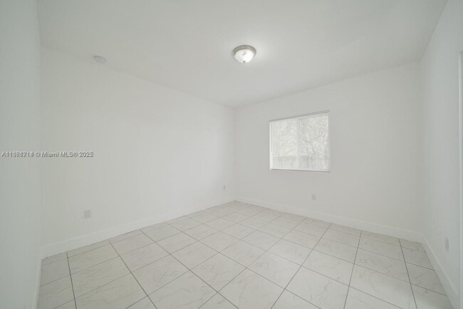 Building Photo - 14750 NE 7th Ave