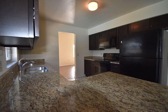 Building Photo - APOPKA: 3 bed/2 bath POOL HOME - AVAILABLE AUGUST 17th!