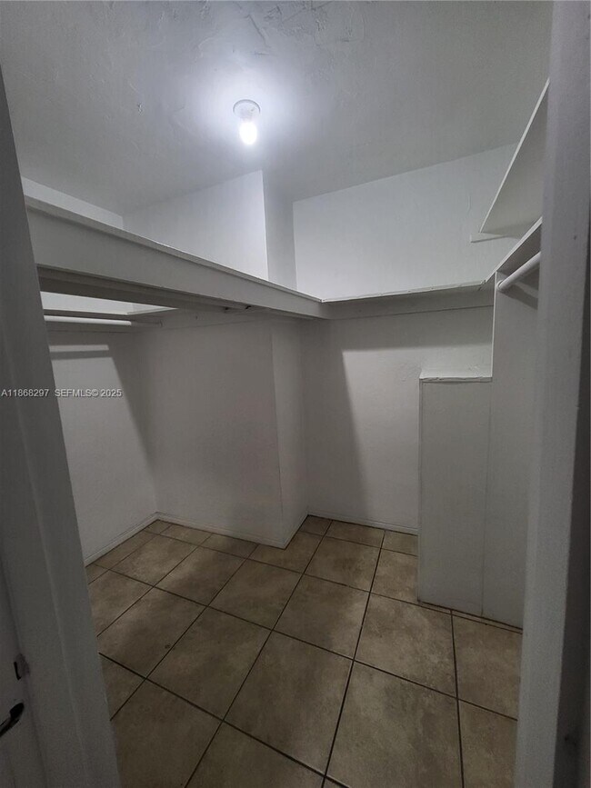 Building Photo - 1175 Normandy Dr