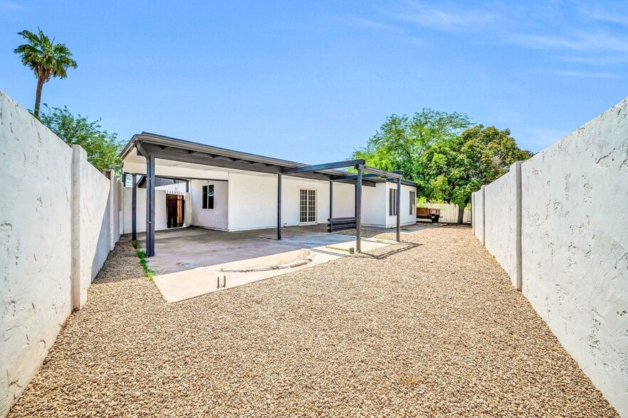 Building Photo - 3330 E Gelding Dr