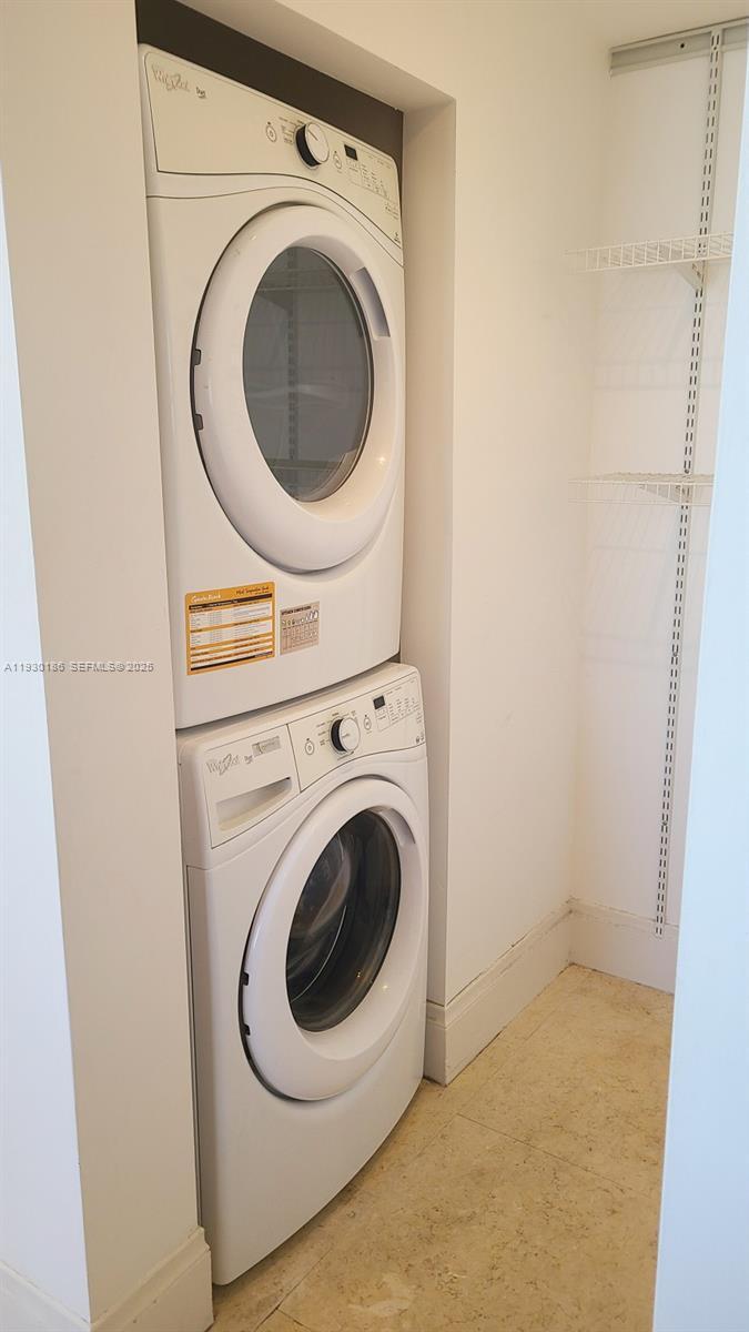 Building Photo - 1000 Venetian Way