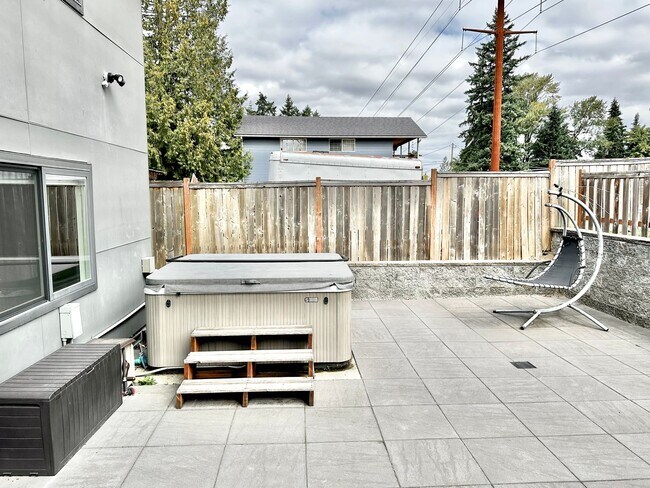 Building Photo - 6 BR / 4 BA – 4,100 SQ FT with Patio, Full...