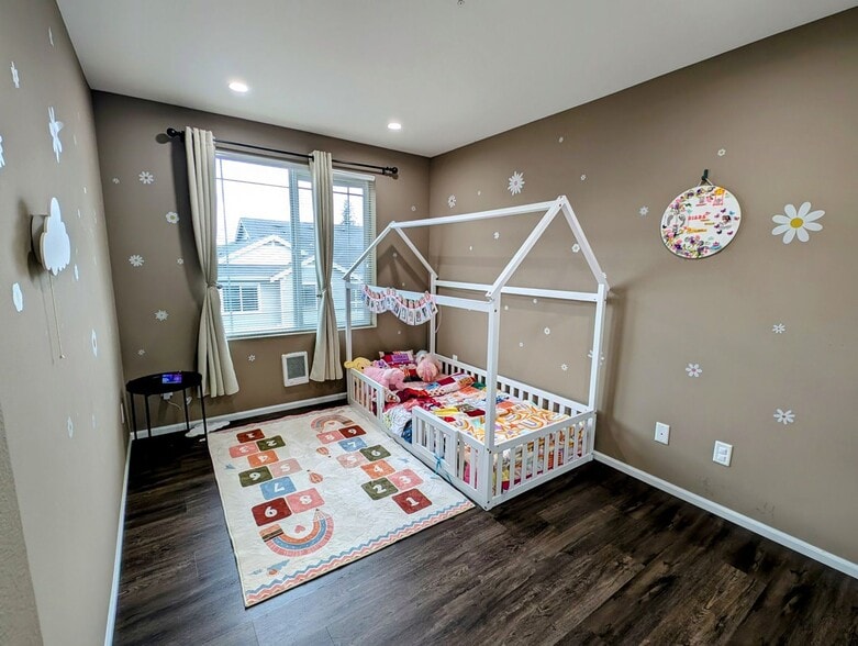Building Photo - 15720 Manor Way