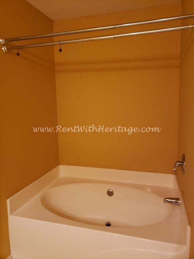 Building Photo - Gorgeous Brick Home with Golf Course / Lak...