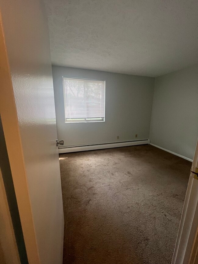Building Photo - 2 bedroom 1.5 bath condo