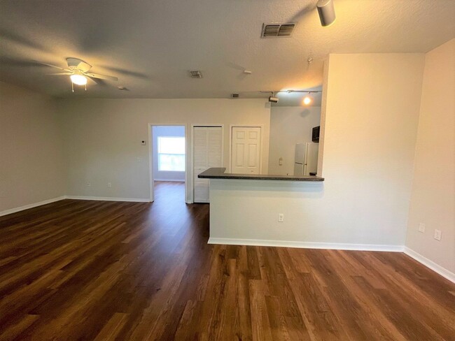 Building Photo - Spacious 1/1 condo!!