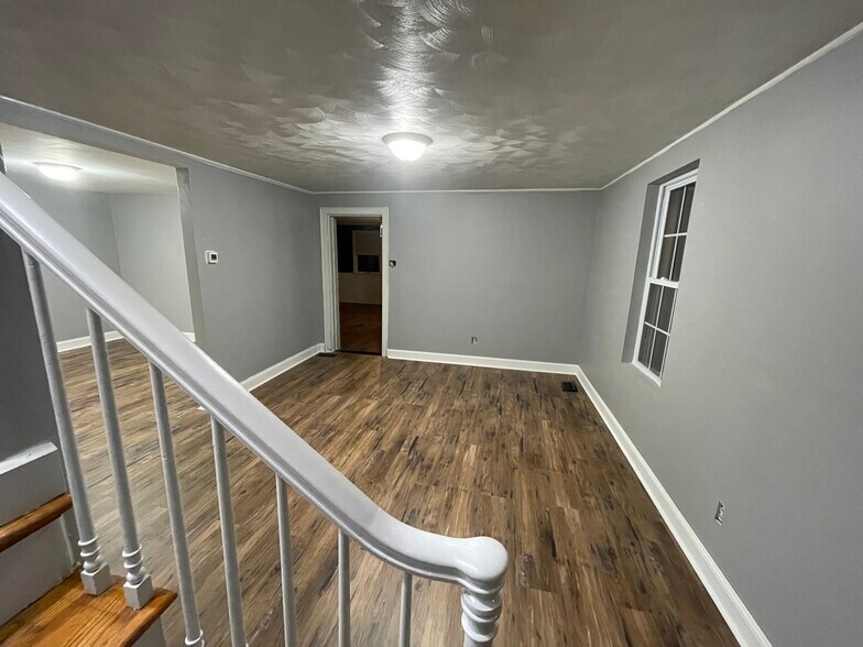 Front room/Entrance - Pic #1 - 3801 Seaford Rd