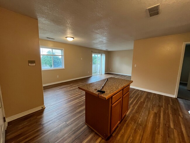 Building Photo - 896 Wescott Square