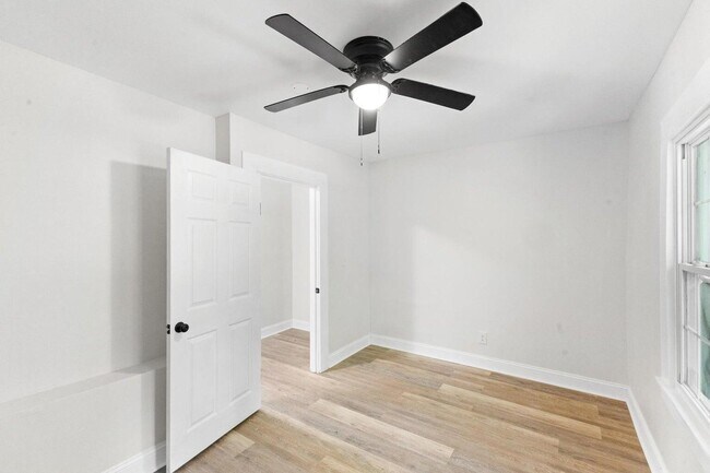 Building Photo - 547 Horry St NE