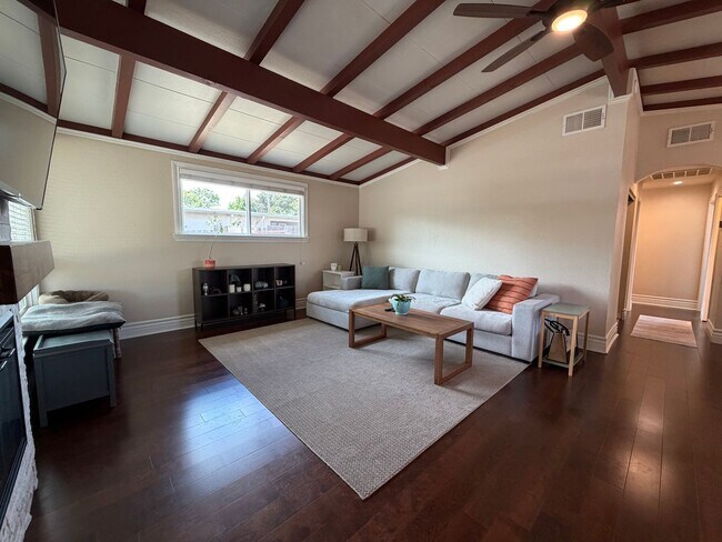 Building Photo - Cute 3 bedroom house in
