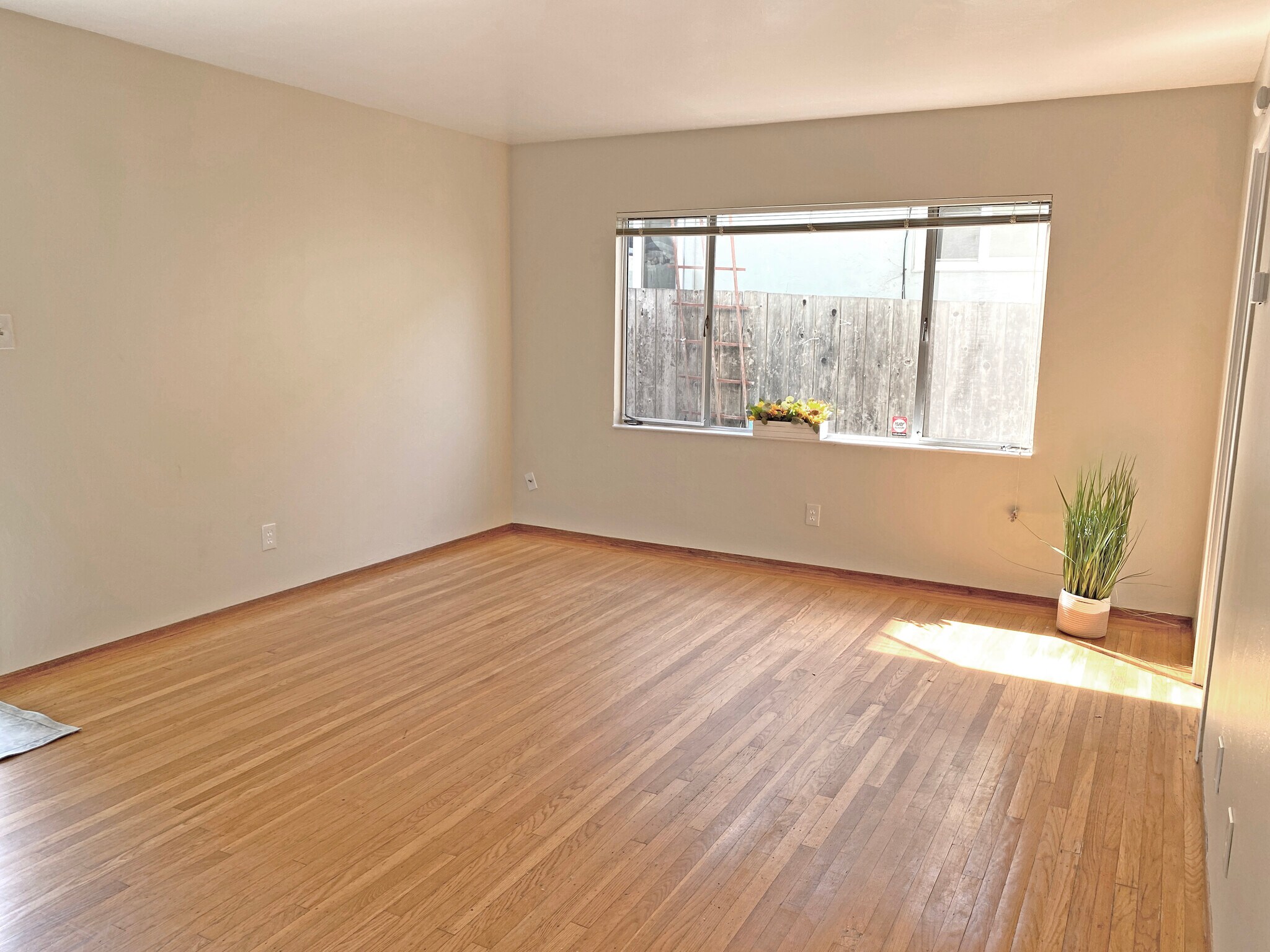 Living - 1114 Stannage Ave