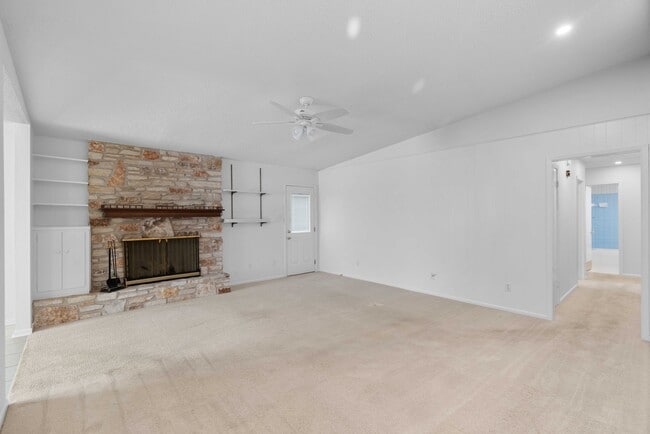 Building Photo - 1000 Space Ln
