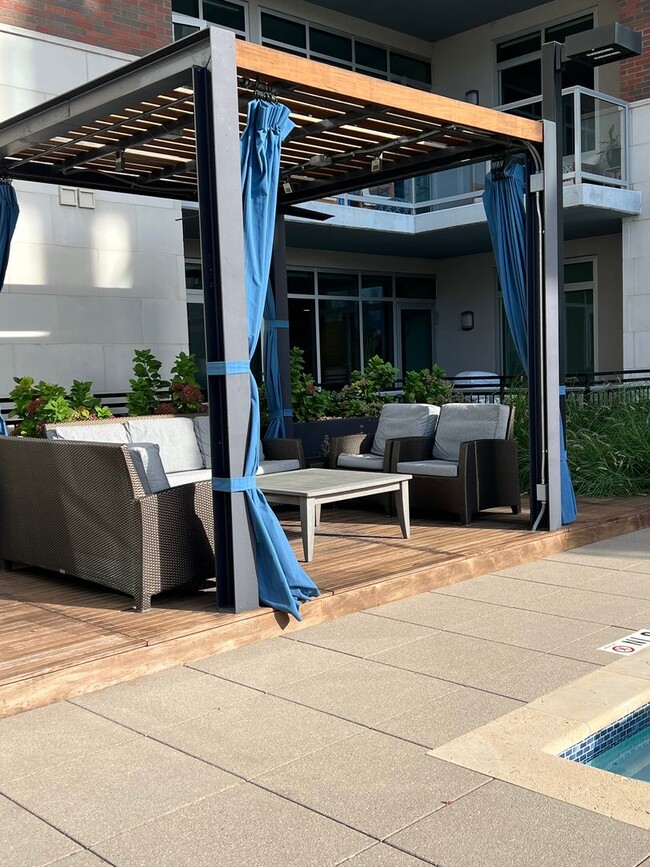 Building Photo - Spacious 2 bedroom 3 bath condo with office in City Lights!