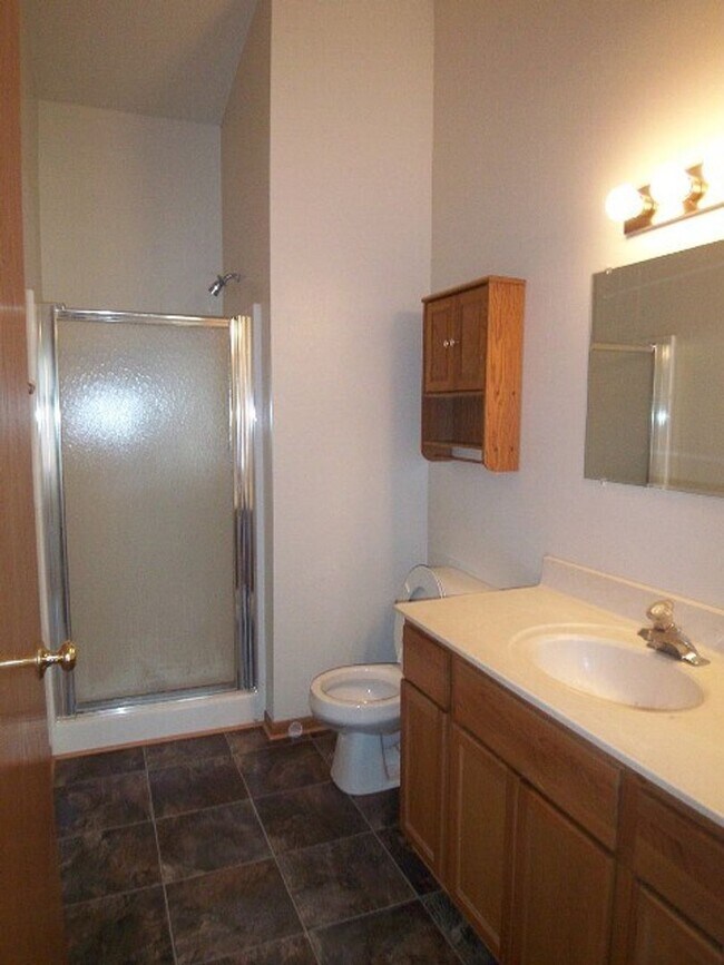 Building Photo - Open Concept 3BD/2.5BA Bi-Level Townhouse
