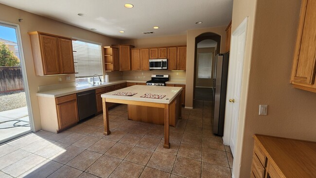 Building Photo - Gorgeous 5 Bedroom w/ Downstairs bedroom! ...