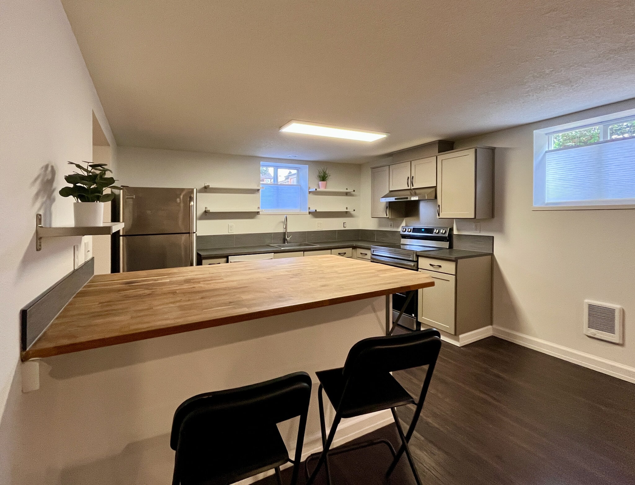 Building Photo - 4415 SE Hawthorne Blvd