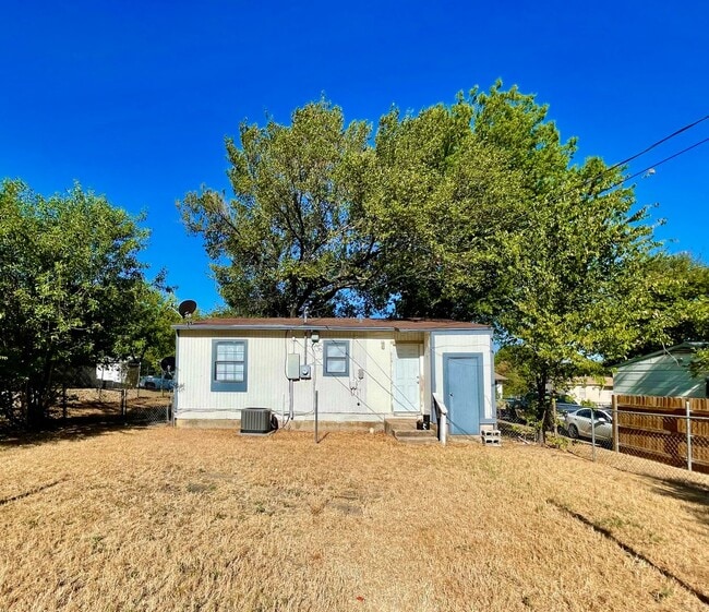 Building Photo - Welcome Home! Cozy 2 Bedroom, 1 Bath Charmer with a Brand-New Kitchen