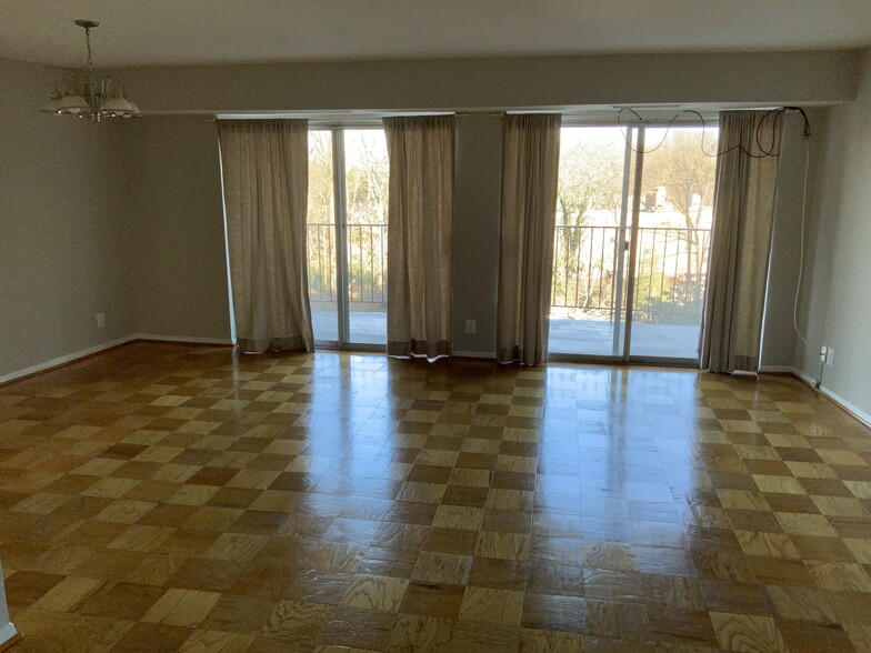 Spacious Living room - 9039 Sligo Creek Pky