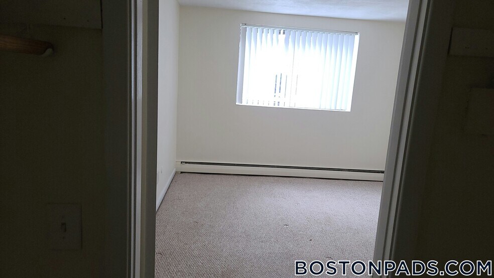 Building Photo - 16 Whites Ave