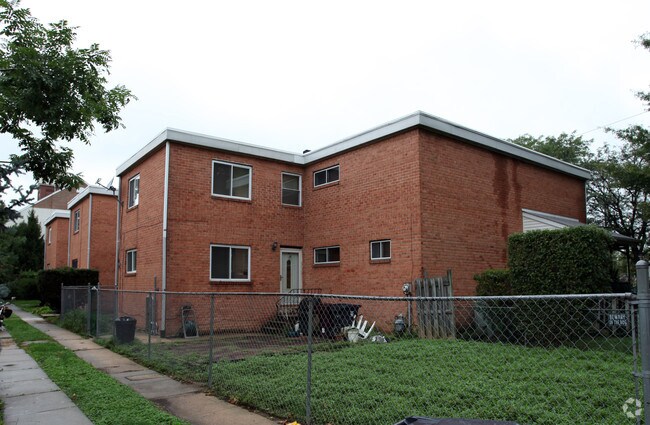 Primary Photo - 633 E 5th St