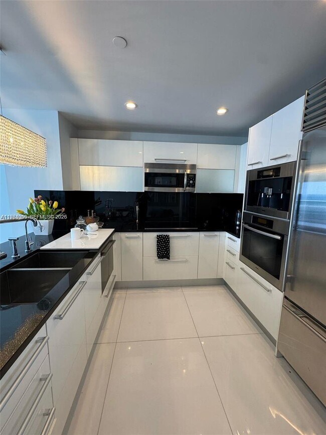 Building Photo - 17121 Collins Ave