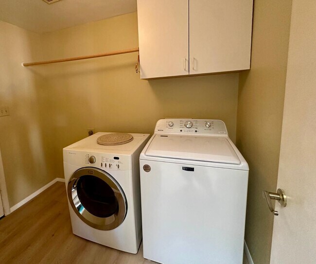 Building Photo - 8878 E Sheena Dr