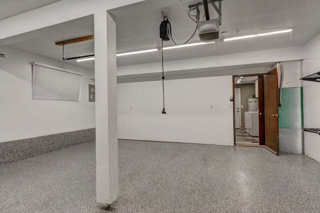 Building Photo - 4 Bedroom 3 Bath Home