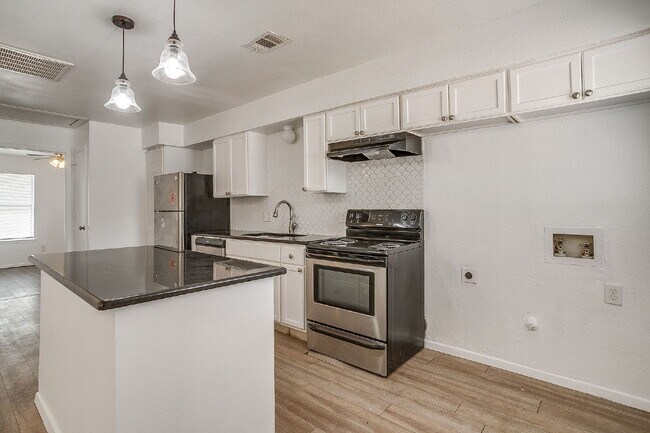 Building Photo - Charming 2 bedroom, 1 bath Fairmount Duplex