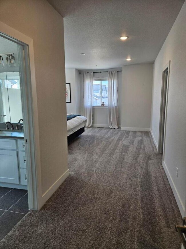 Building Photo - Beautiful 3 bedroom Condo