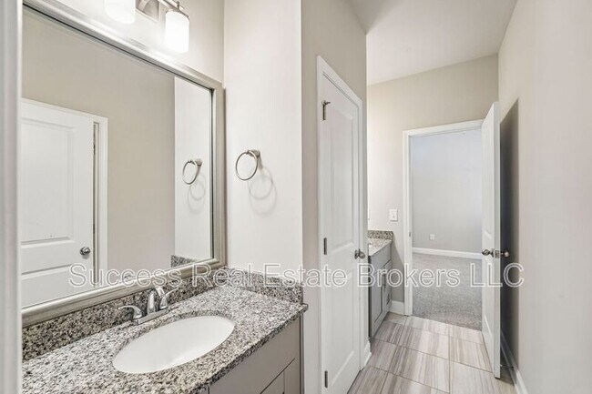Building Photo - 1231 Ridenour Ln