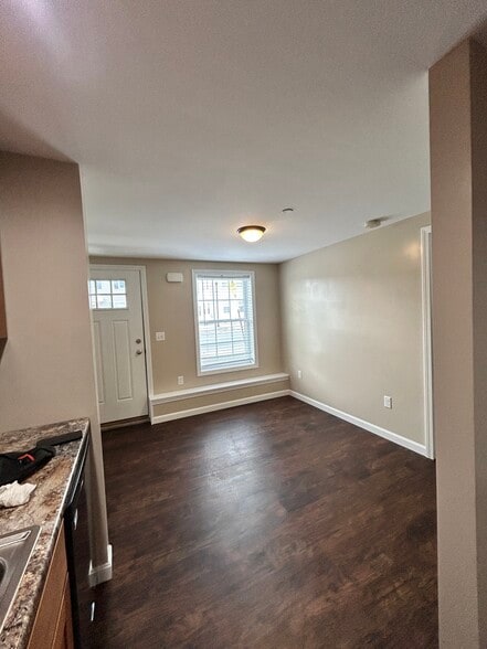 Building Photo - 9 Main St