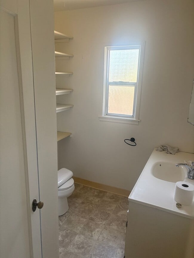 Building Photo - 703