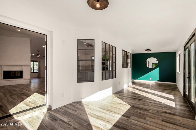 Building Photo - 687 E Park Ave